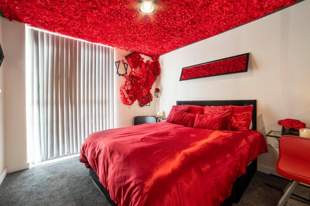 Romance In Leicester City Center Bagian luar foto